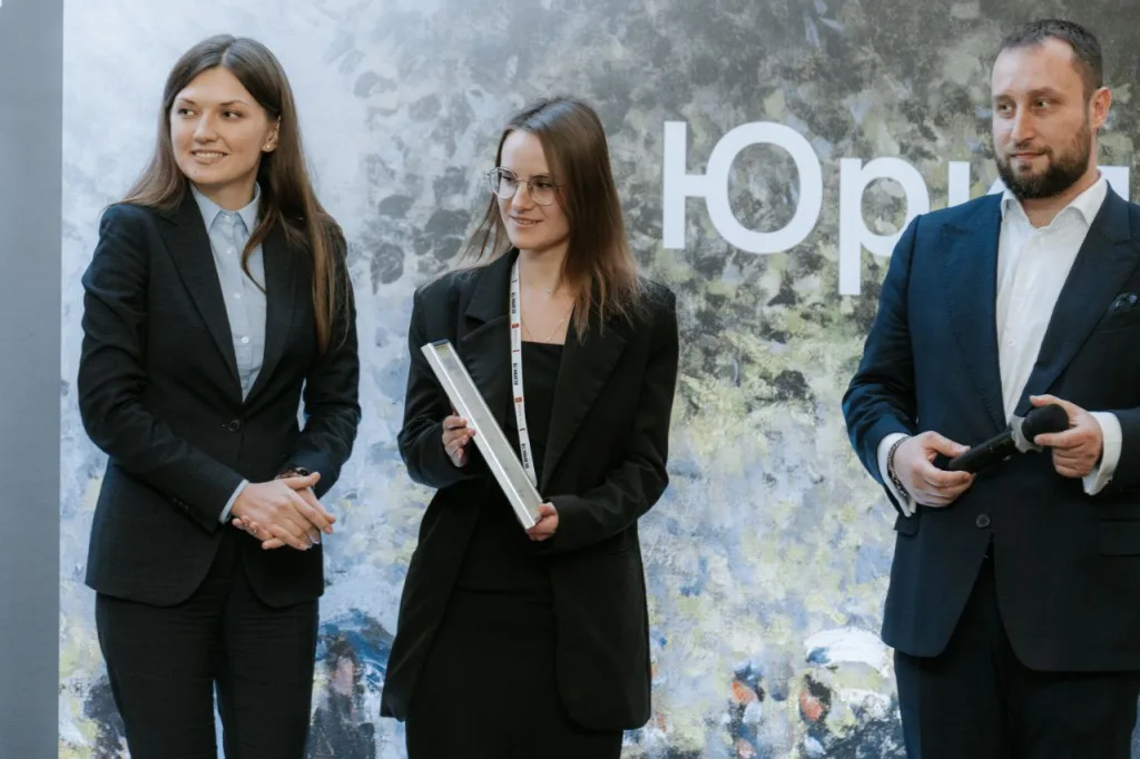Награждение The Case 2023 by Legal Insight: Анна Прохорова (в центре) с наградой